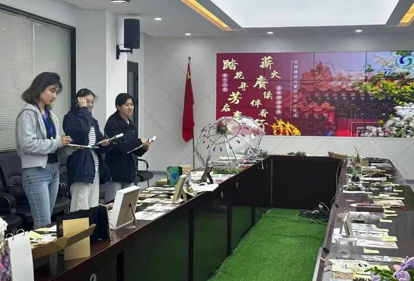 一群人站在桌子边 AI 生成的内容可能不正确。