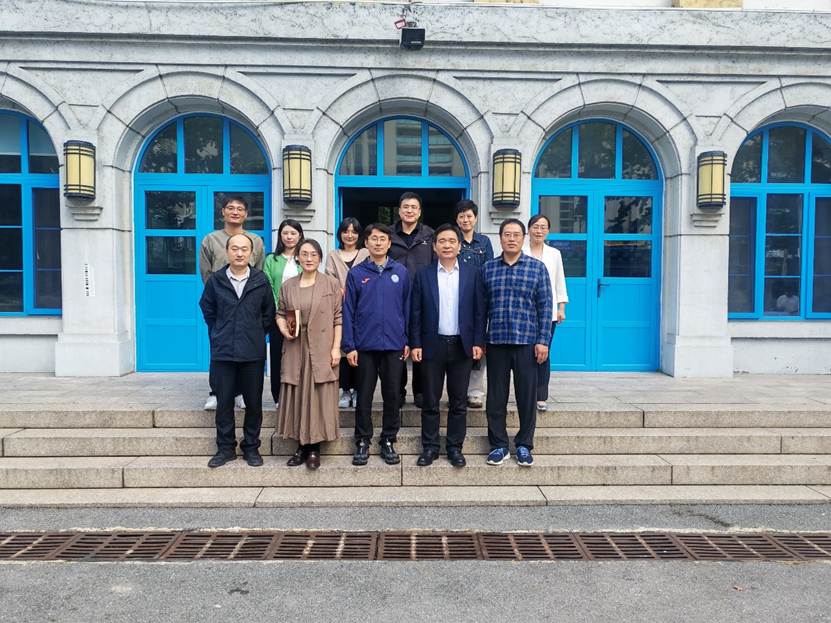 一群人站在建筑前 AI 生成的内容可能不正确。